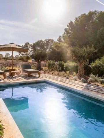 Kleiner Außenpool mit Liegen und natürlicher Umgebung