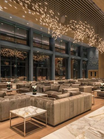 Moderne und stilvolle Hotel-Lobby mit luxuriösen Sitzmöbeln
