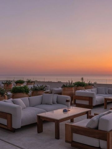 Exklusive Lounge-Terrasse mit gemütlichen Sitzmöbeln und Meerblick bei Sonnenuntergang
