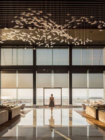 Elegante Hotel-Lobby mit moderner Dekoration und Meerblick