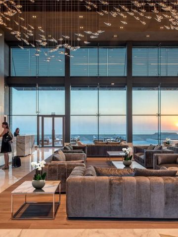 Luxuriöse Lounge mit Meerblick bei Sonnenuntergang im Hotel
