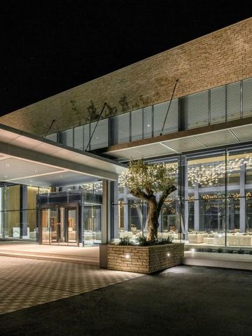 Beleuchtete Hotel-Fassade von Cap St Georges bei Nacht