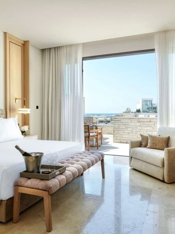 Helles und elegantes Hotelzimmer mit Meerblick