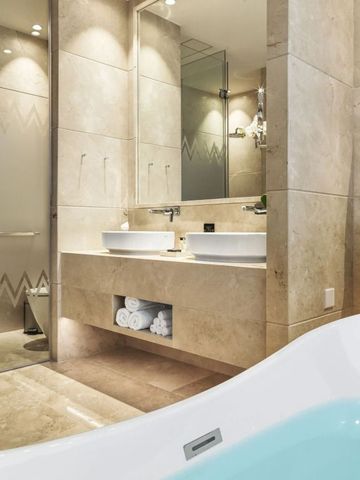 Elegantes Badezimmer mit freistehender Badewanne und Doppelwaschbecken