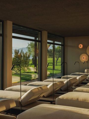Moderner Ruheraum mit Liegen und Panoramablick auf die Gartenlandschaft