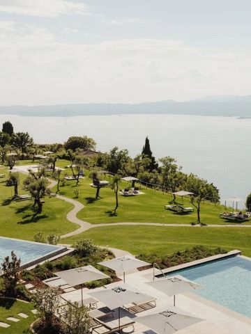 Infinity Pools und gepflegte Gärten mit Blick auf den See und die Berge