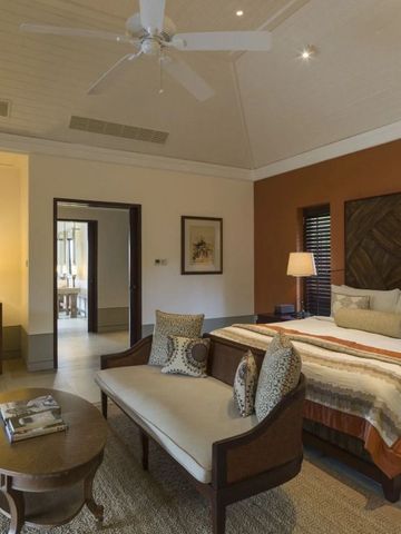 Luxuriöses Hotelzimmer mit Doppelbett und stilvoller Einrichtung