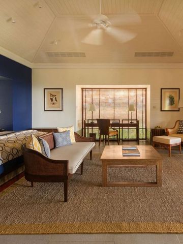 Großzügige Suite mit modernem Dekor und hellem Sofa