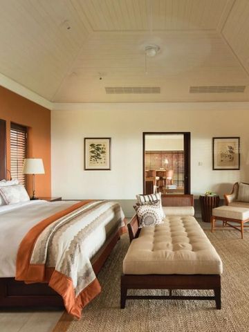 Elegantes Schlafzimmer mit großem Bett und stilvollen Möbeln