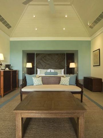 Geräumiges Zimmer mit Sofa und stilvoller Beleuchtung