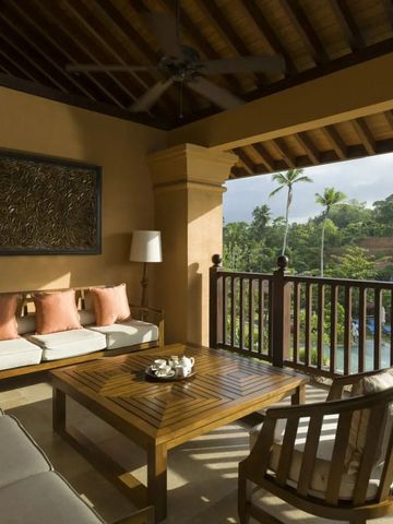 Überdachte Terrasse mit Sitzgruppe und Blick ins Grüne