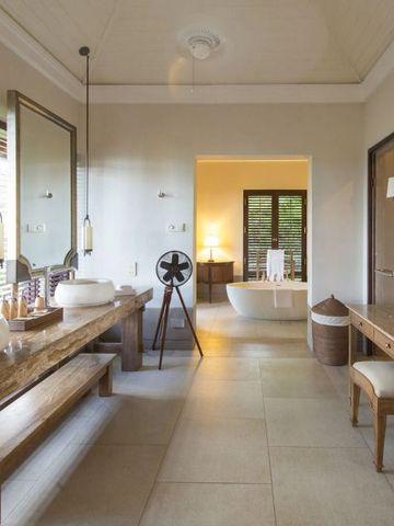 Luxuriöses Badezimmer mit Doppelwaschbecken und Badewanne