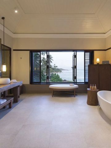 Badezimmer mit großzügiger Badewanne und Meerblick