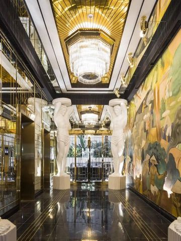 Prächtige Hotel-Lobby mit Statuen und kunstvollen Deckenleuchten