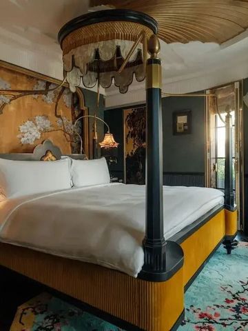 Luxuriöses Schlafzimmer mit Himmelbett und eleganten Dekorationen