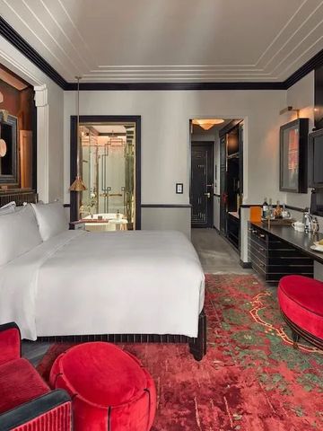 Helles Luxushotelzimmer mit Kingsize-Bett und modernem Dekor