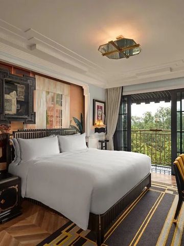 Zimmer im Hotel mit stilvollem Interieur und Blick ins Grüne