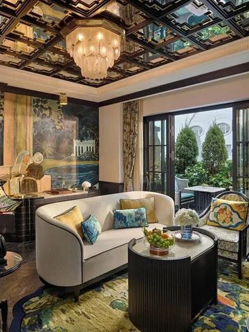 Luxuriöses Wohnzimmer mit eleganter Dekoration und Zugang zur Terrasse