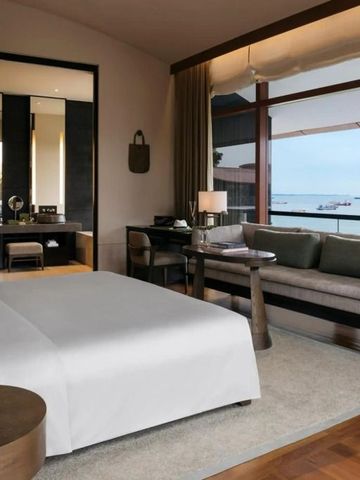 Luxuriöses Zimmer mit Panoramafenster und Blick auf das Meer.