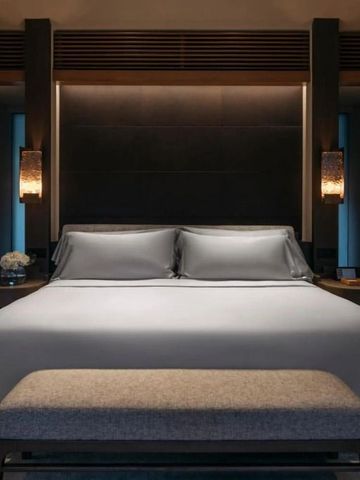 Stilvolles Schlafzimmer mit gedimmter Beleuchtung und eleganter Einrichtung.