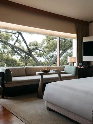 Elegantes Hotelzimmer mit großem Fenster und gemütlicher Sitzecke