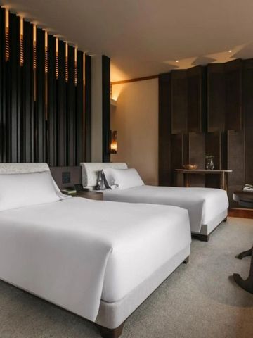 Modernes Doppelzimmer mit stilvoller Inneneinrichtung