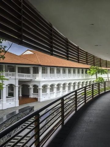 Historische Hotelarchitektur mit weißen Balkonen und roten Ziegeldächern