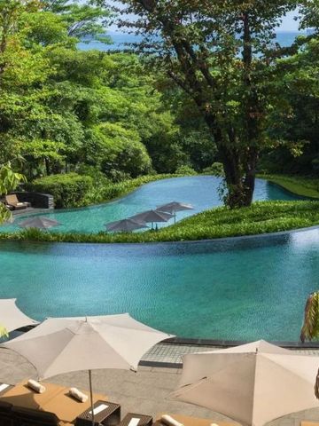 Infinity Pool mit Blick auf üppige grüne Gärten