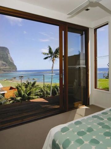 Panoramablick aus Zimmerfenster auf Meer und Berge