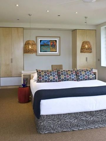 Modernes Hotelzimmer mit stilvoller Einrichtung und Kunst an der Wand