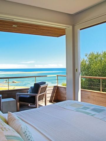 Zimmer mit spektakulärem Blick auf Ozean und Küstenlandschaft