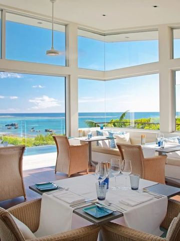 Helles Restaurant mit Panoramablick aufs Meer und den Berg