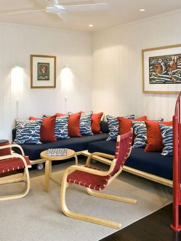 Eleganter Loungebereich mit moderner Einrichtung und spiralförmiger Treppe