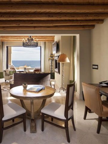 Helle Suite mit Essbereich, Schreibtisch und Meerblick.