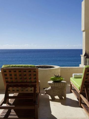 Terrasse mit Meerblick und bequemen Liegestühlen unter klarem Himmel