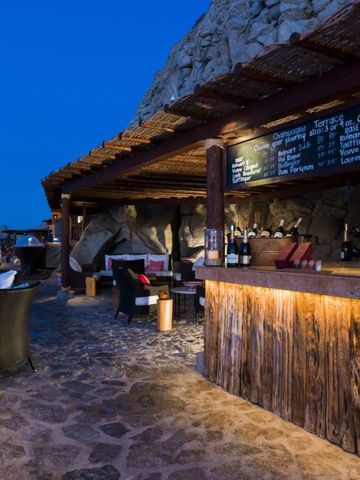 Abendstimmung in einer stilvollen Outdoor-Bar mit Speisekarte aus Holz