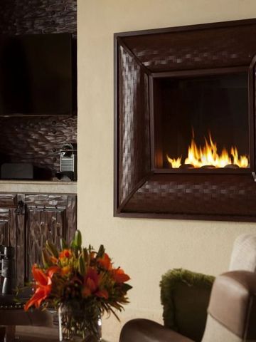 Gemütlicher Wohnbereich mit modernem Kamin und stilvoller Dekoration.