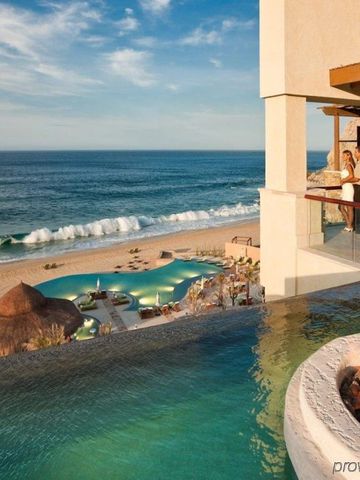 Infinity-Pool mit Blick auf den Ozean und Strandterrasse bei Sonnenuntergang.