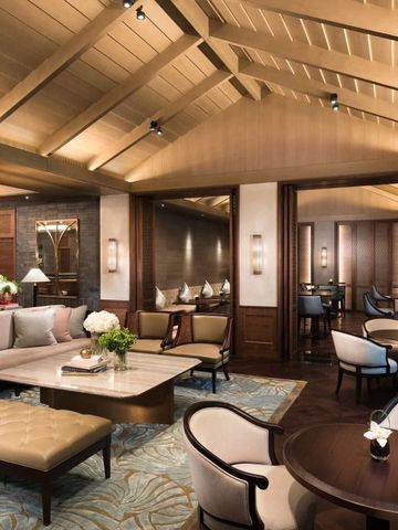 Luxuriöse Lounge mit stilvollen Sitzbereichen und gemütlicher Atmosphäre im Hotel.