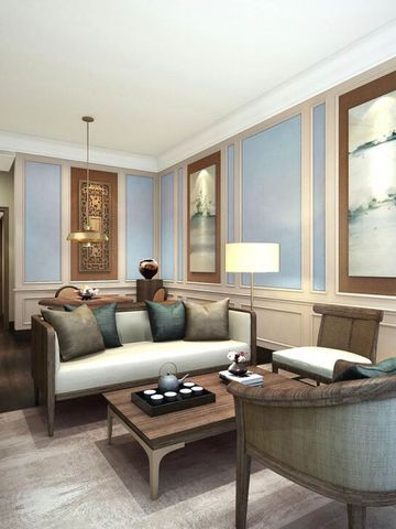 Helles, einladendes Wohnzimmer mit klassischen Möbeln und kunstvollen Details.