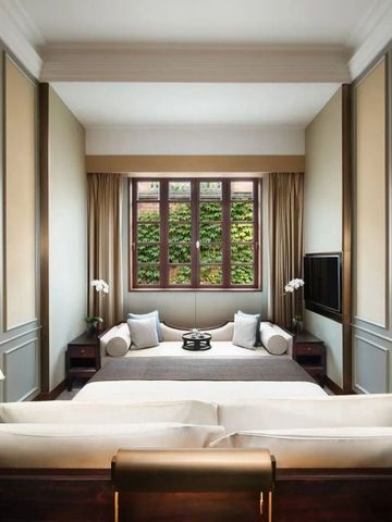 Luxuriöses Zimmer mit Kingsize-Bett und Holzverkleidung