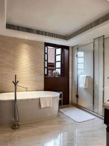 Geräumiges Badezimmer mit freistehender Badewanne