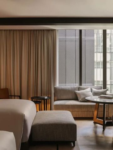 Gemütliches Doppelzimmer mit großem Fenster und eleganter Einrichtung.