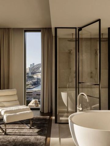 Luxuriöses Badezimmer mit freistehender Badewanne und Blick auf die Harbour Bridge.