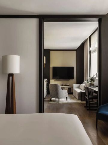 Suite mit modernem Wohnbereich und großem Flachbildfernseher.