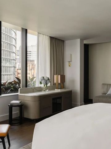 Modernes Zimmer mit stilvollen Möbeln und Blick auf die Stadt.