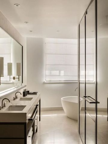 Luxuriöses Bad mit Doppelwaschbecken und freistehender Badewanne.