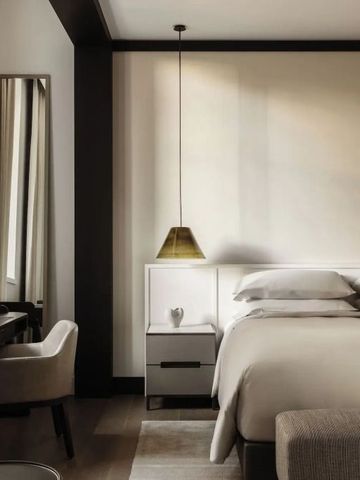 Einladendes Schlafzimmer mit elegantem Schreibtisch und dekorativen Elementen.