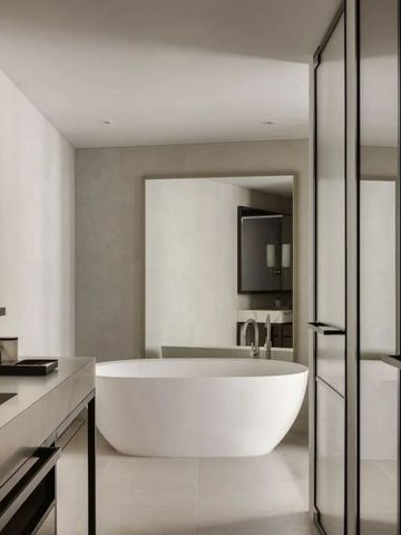 Luxuriöses Badezimmer mit freistehender Badewanne und eleganten Spiegeln