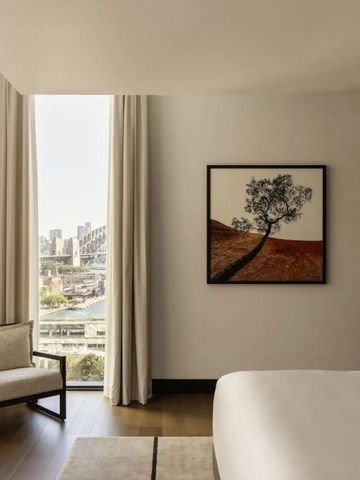 Modernes Hotelzimmer mit beeindruckendem Stadtblick und stilvoller Dekoration